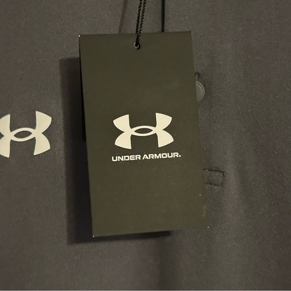 Under Armour Men’s Golf Title Polo Loose Grey/White Size Large NWT - Picture 6 of 7